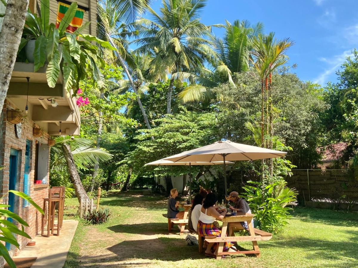 Babylon Mirissa Hostel ภายนอก รูปภาพ